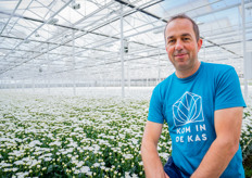 David van Tuijl tussen de bloemen. Hij runt het bedrijf samen met zijn broer Ruchus. Ook Leendert, zoon van Rochus, zit inmiddels in de zaak.